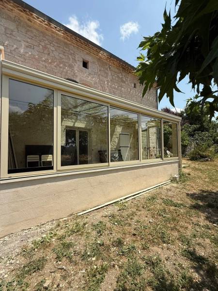 Créer une extension lumineuse avec la pose d’une véranda sur-mesure pour gagner de l’espace et valoriser sa maison à Lavaur