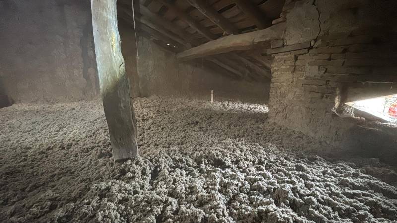 Isolation des combles en ouate de cellulose avec pare-vapeur à Saint-Paul-Cap-de-Joux : confort, performance et durabilité